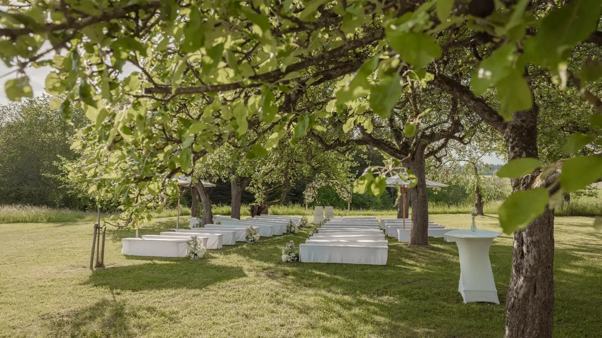 Freie Trauung mit Floristik von Blumen und mehr im Obstgarten des Rössle Rechenberg