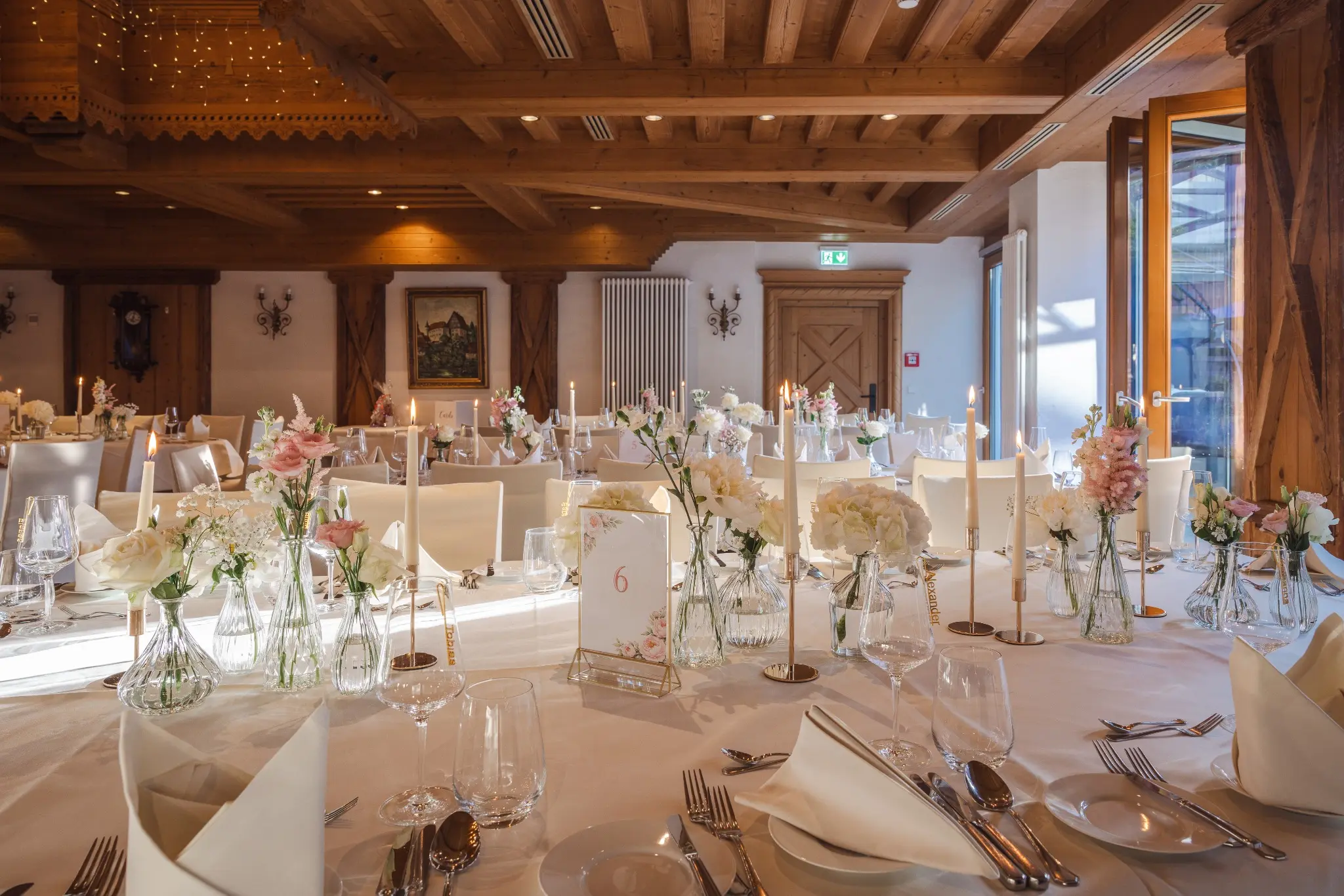 Von Blumen und mehr gestaltete Hochzeitstafel im Rössle Rechenberg